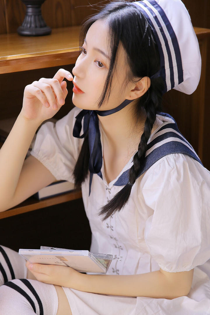 妙龄少女清纯水手制服美女写真图片