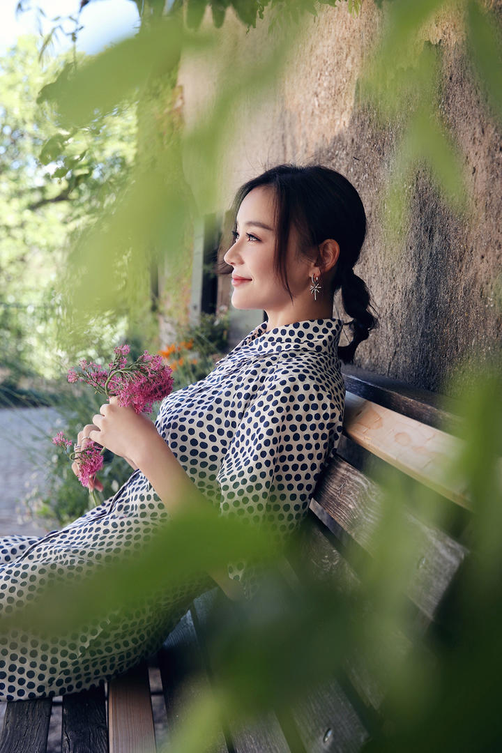 坐在椅子上的美女明星袁姗姗