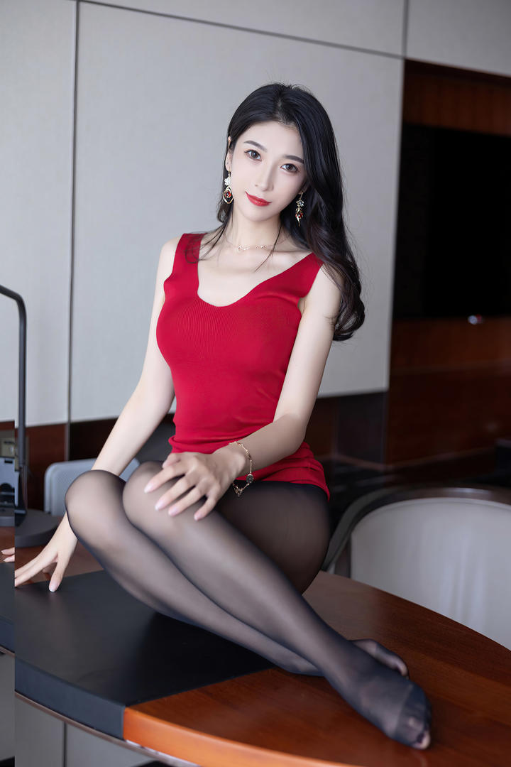 亚洲黑丝美腿嫩模林乐一大尺度人体私拍写真图片