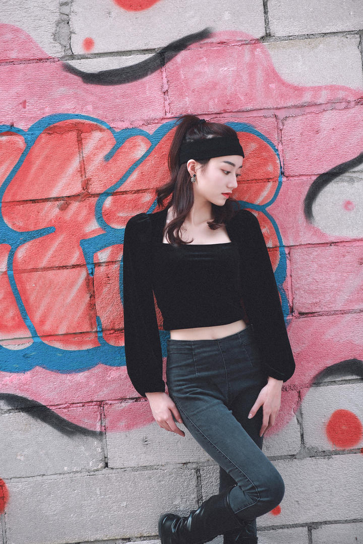 街拍个性牛仔裤美女艺术照