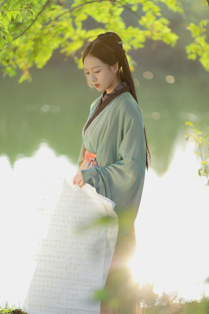 站在湖边的唯美意境古风汉服美女写真壁纸图片
