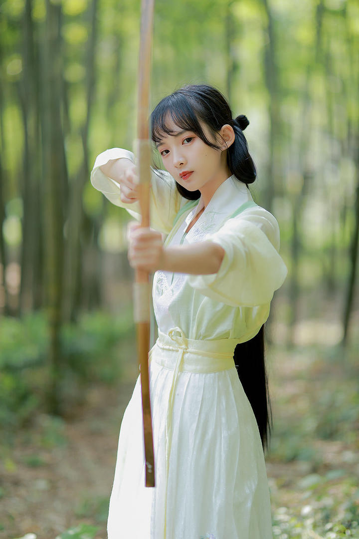 弯弓射箭的清纯古典美女写真图片