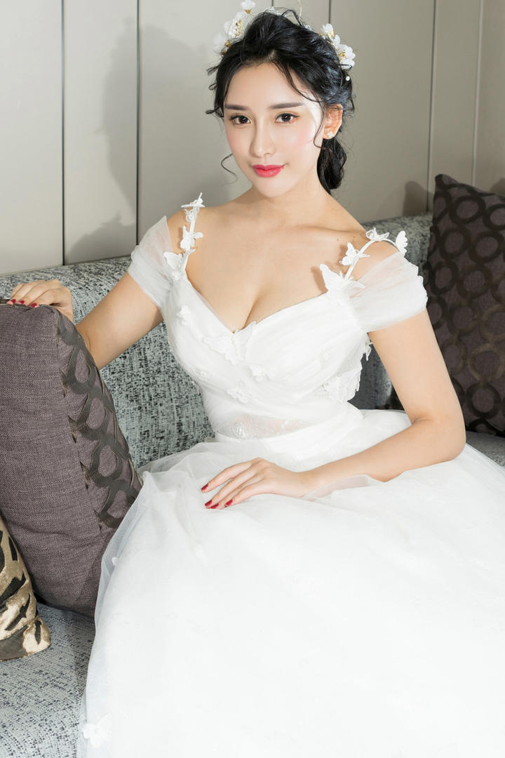 穿婚纱的丰满性感美女图片