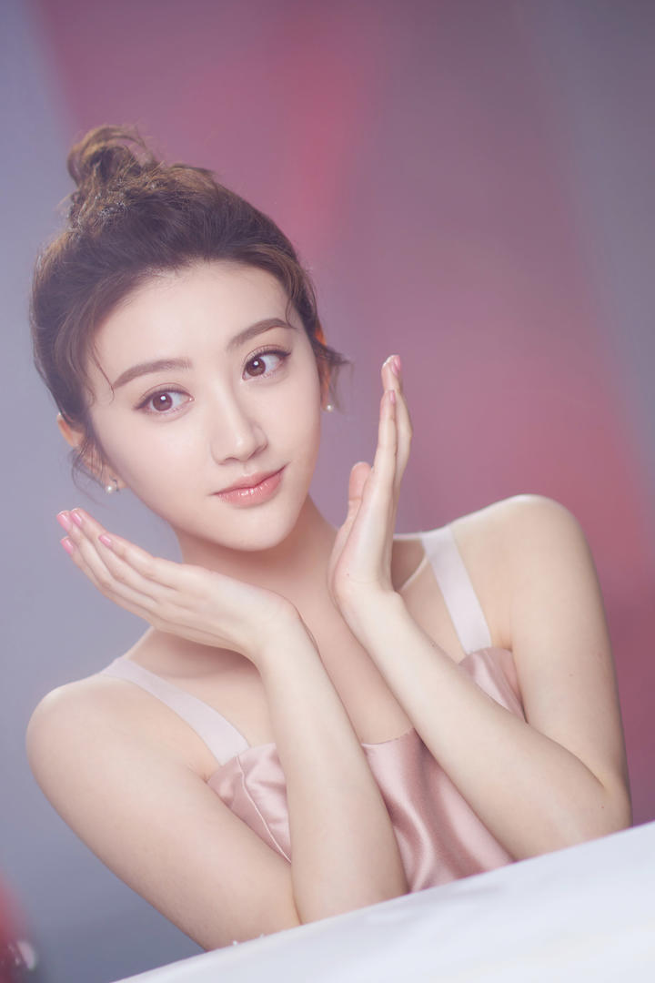 粉嫩肌肤美女明星景甜高清写真图片