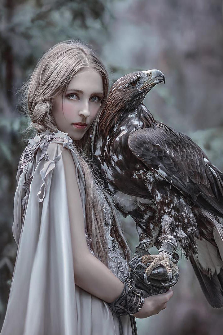 欧美少女与鹰艺术人像摄影图片