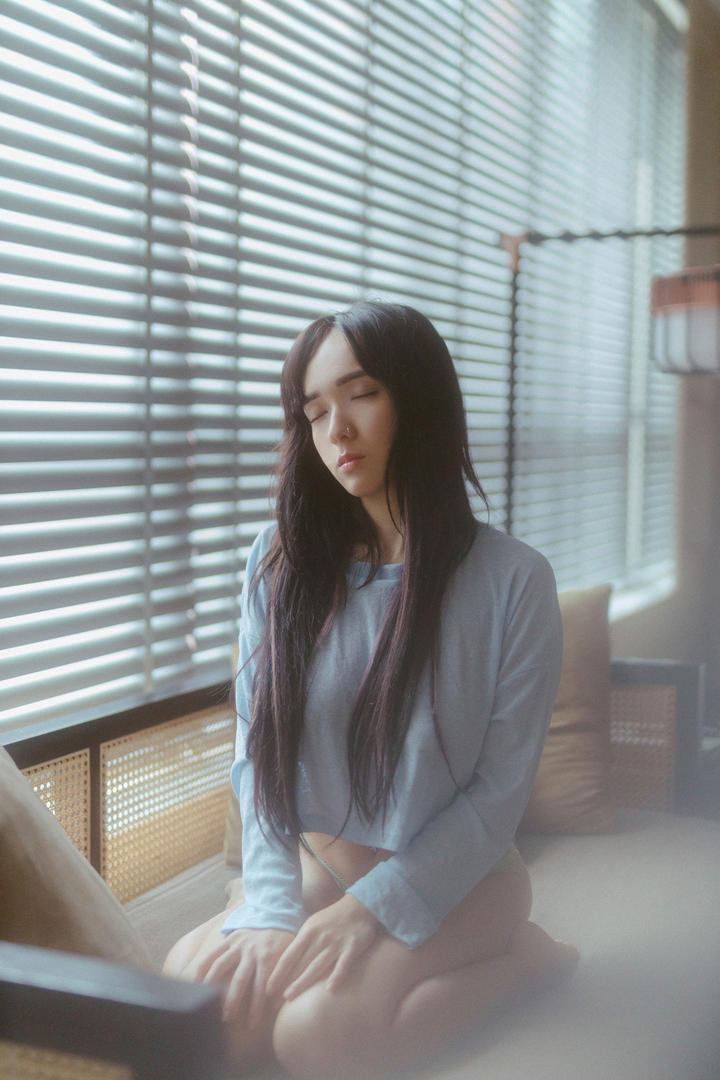 没穿裤子的混血美女性感生活照图片