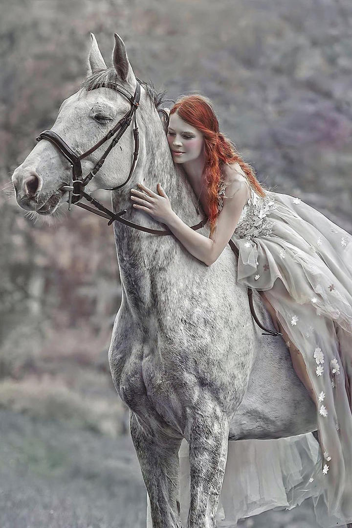 骑在马上的欧美美女艺术写真图片