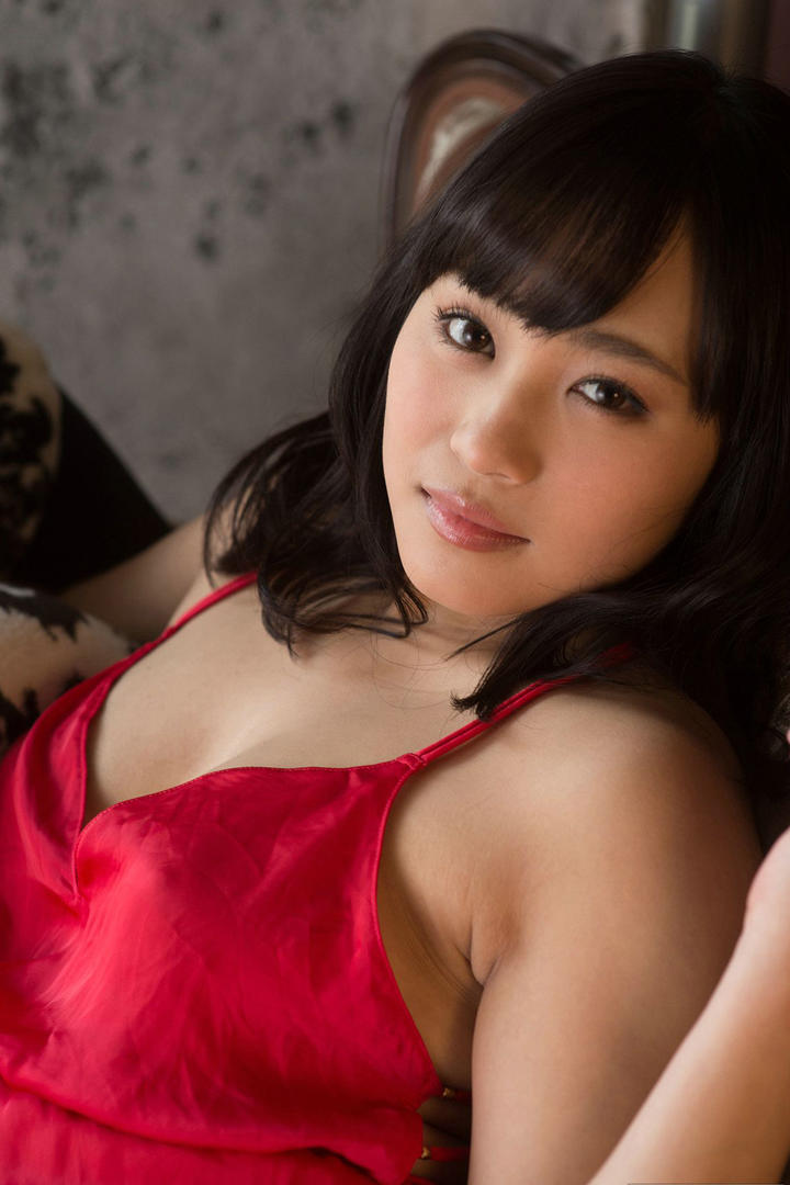 性感红色吊带日本美女写真