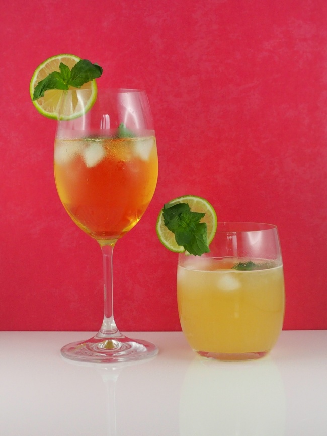 两杯黄色鸡尾酒图片