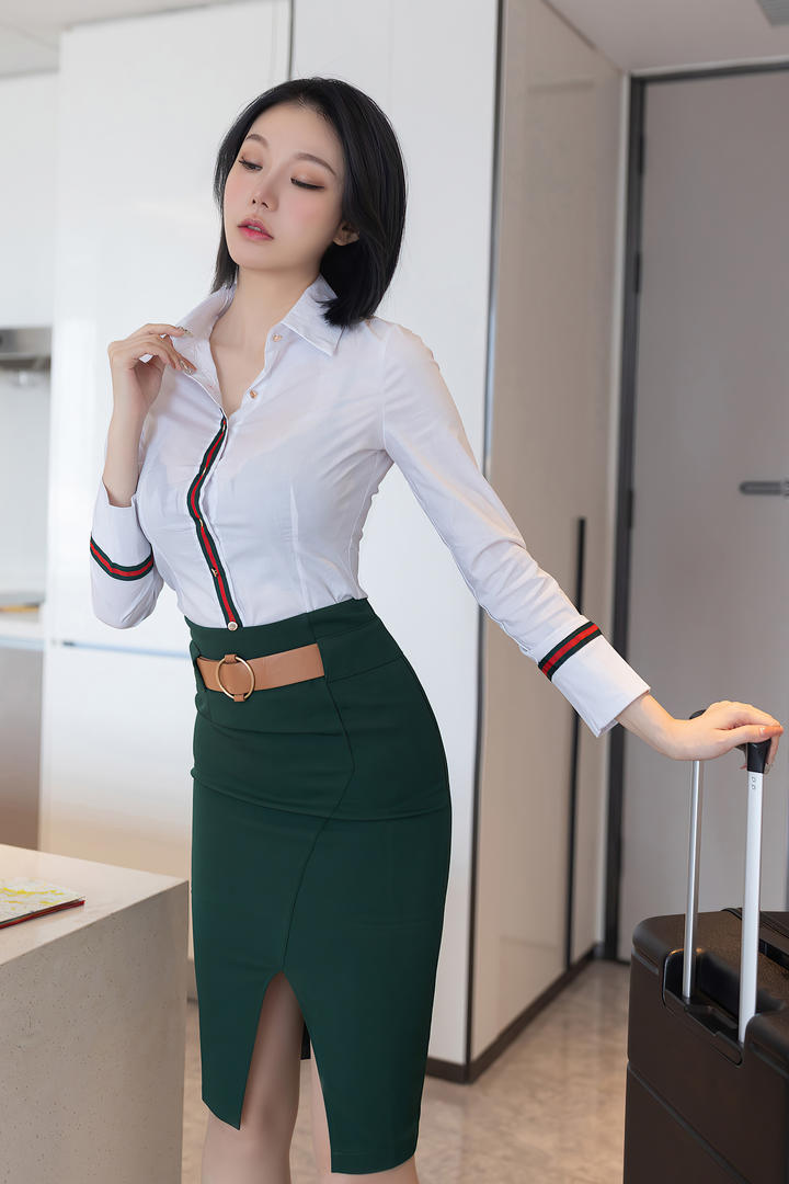 拖着行李箱的极品空姐安然美女图片高清大图