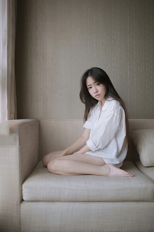 让人怜爱的清纯少女居家写真