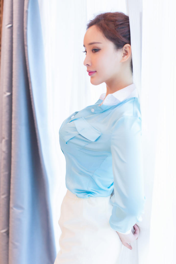 穿着职业装的高清丰满大胸美女模特写真