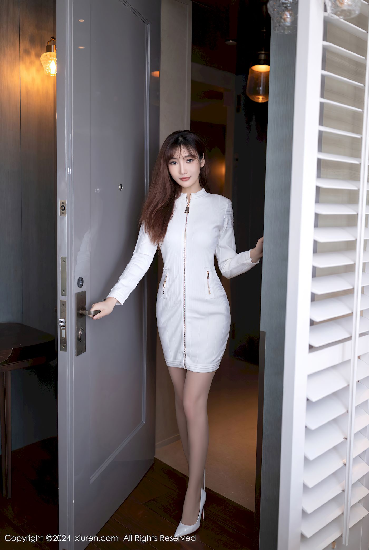 秀人网模特陆萱萱白色连衣短裙搭配原色丝袜泰国旅拍