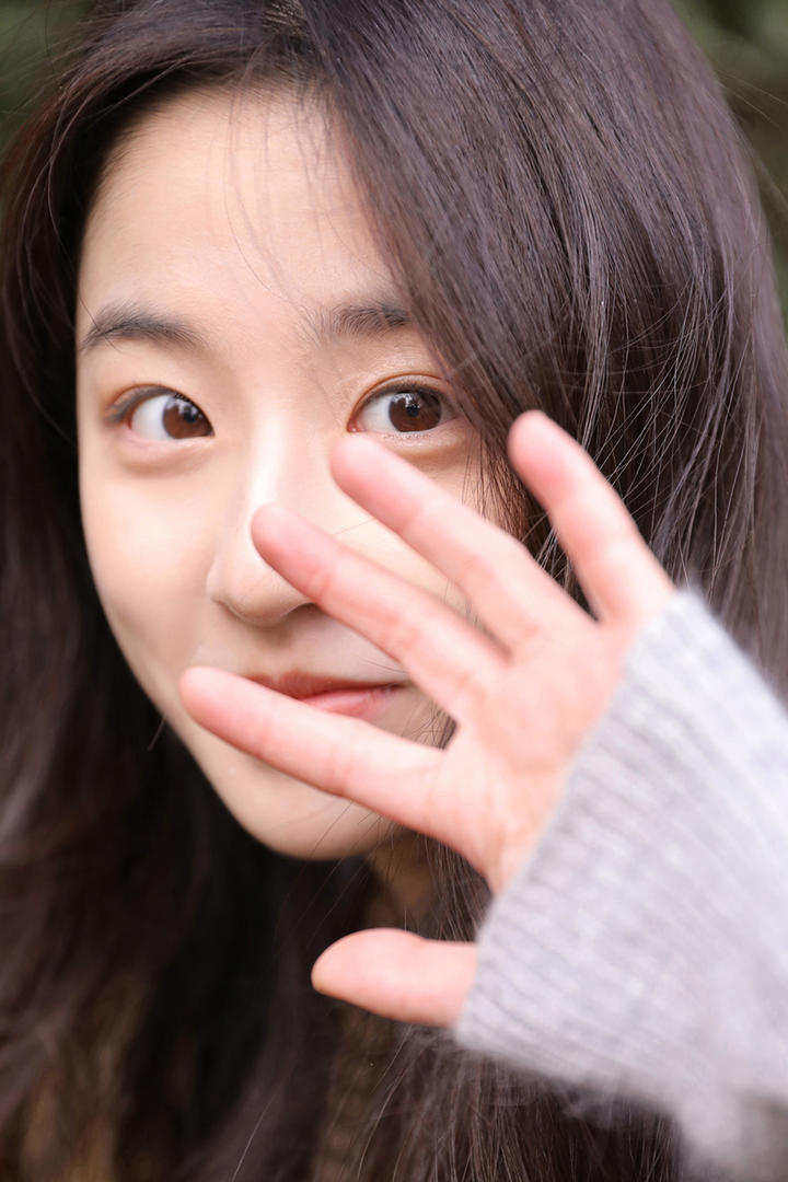 张开手掌的高清韩国美女头像图片