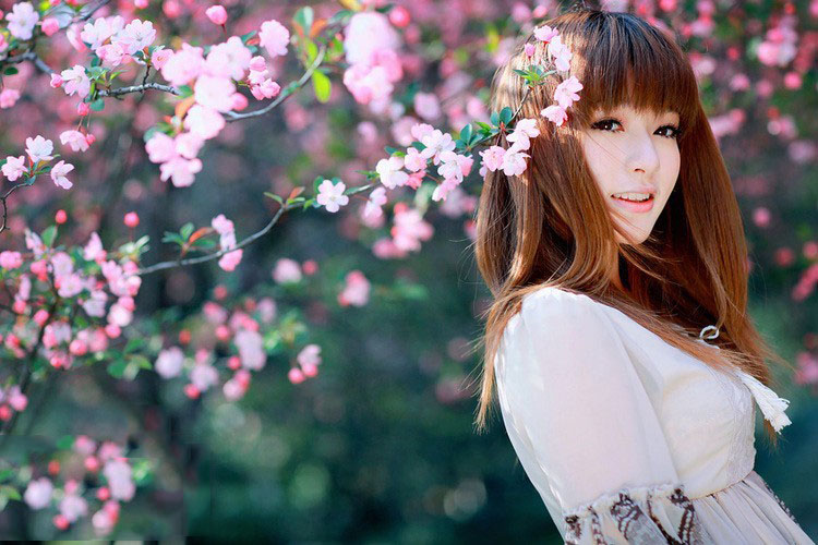 灿烂花季下的清纯少女