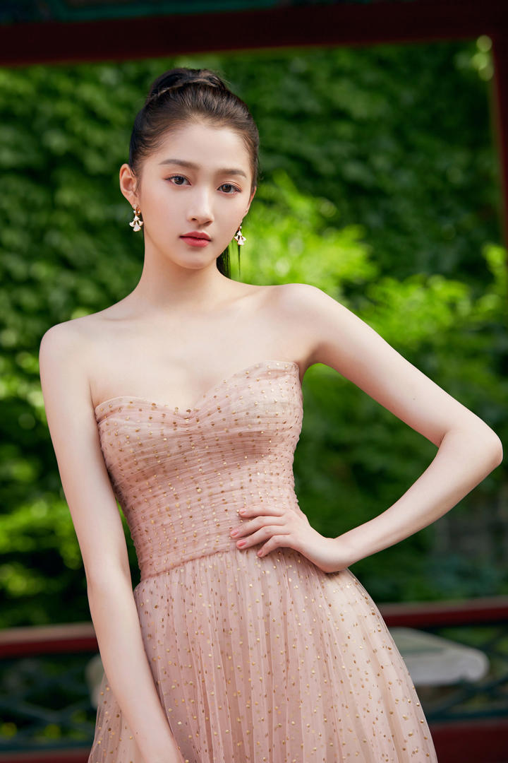 穿抹胸公主裙的漂亮美女明星关晓彤写真壁纸图片大全