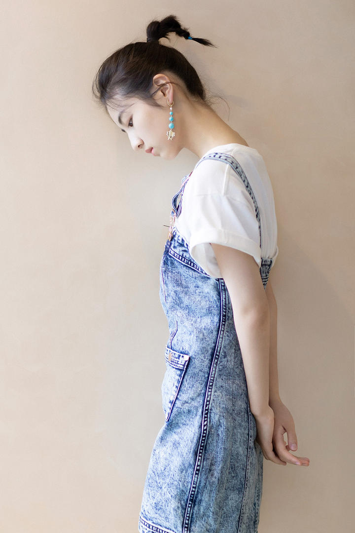 靠在墙上的背带牛仔裤美女张子枫