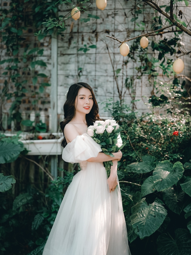 亚洲性感一字肩婚纱美女图片