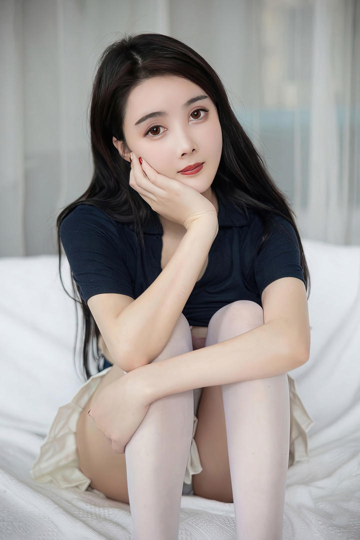 穿白丝袜的高颜值美女亚洲人体艺术摄影图片