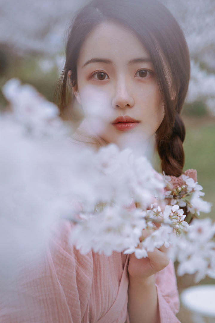 拿着鲜花的清纯女生头像小四月图片
