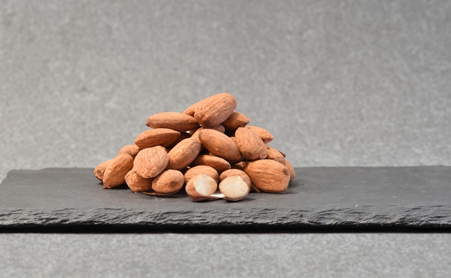 健康休闲零食杏仁摄影图片