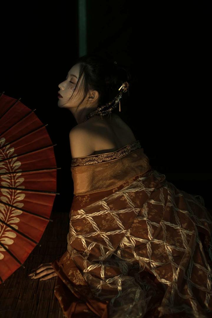半遮半掩的古装美女艺术写真图片