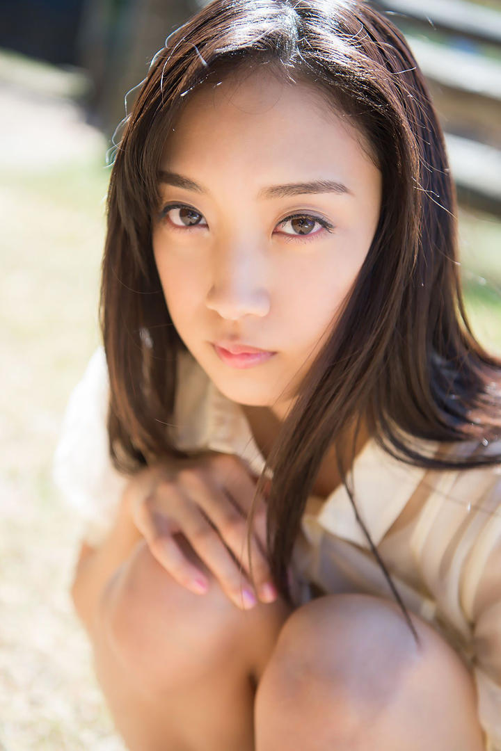 蹲在地上的日本高清美女摄影图片