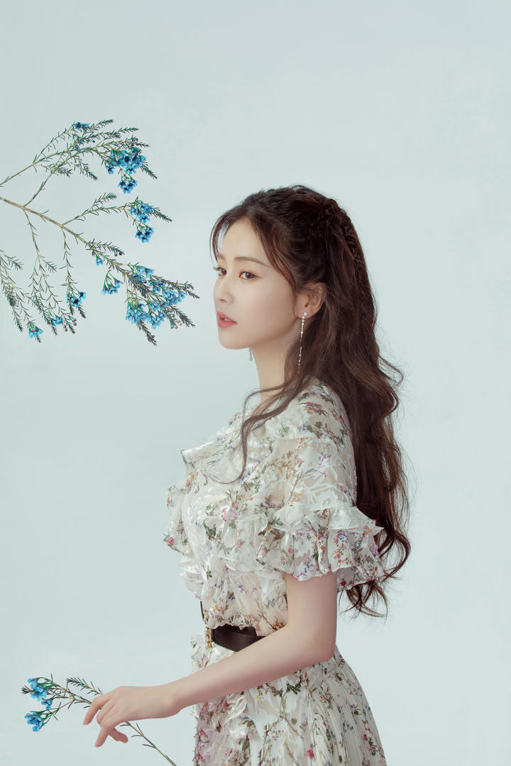 穿碎花洋裙的气质美女明星白鹿高清图片