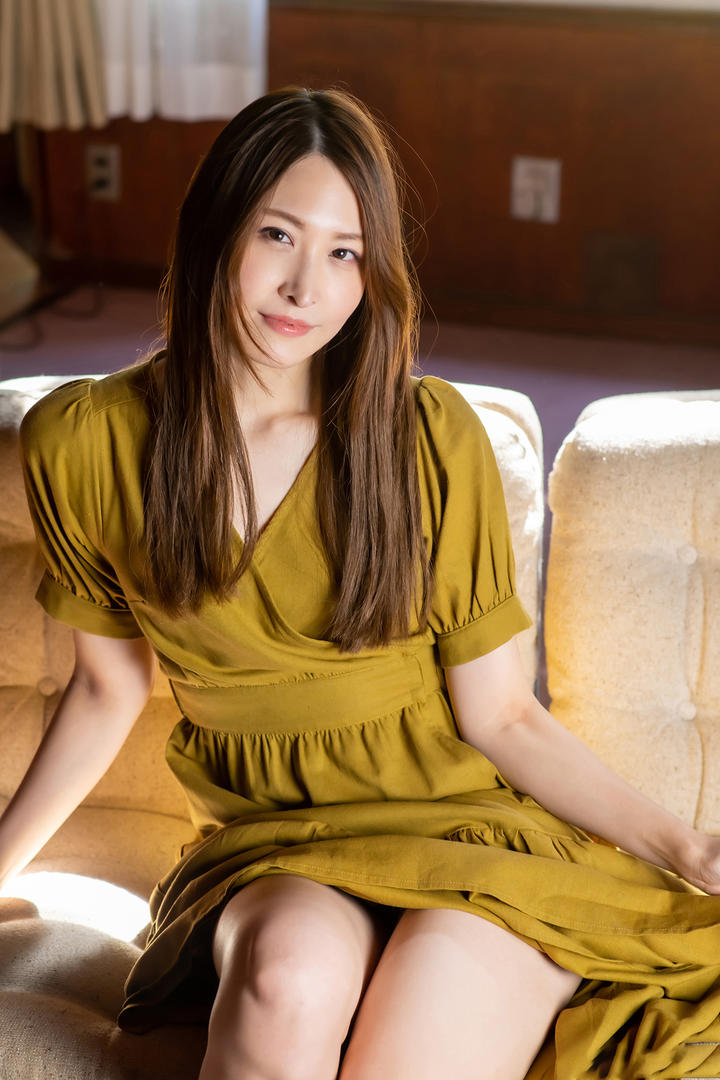 穿裙子的日本成优高清美女壁纸图片