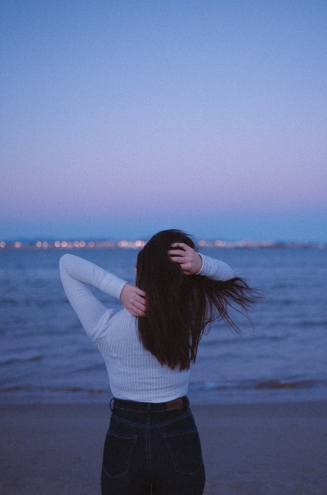 沙滩上长发美女背影图片
