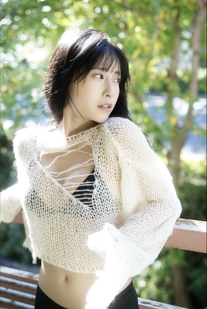 90后日本美女模特网格透明上衣写真图片