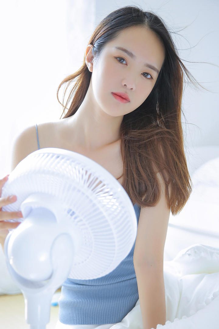 吹着风扇的极品清纯女神写真