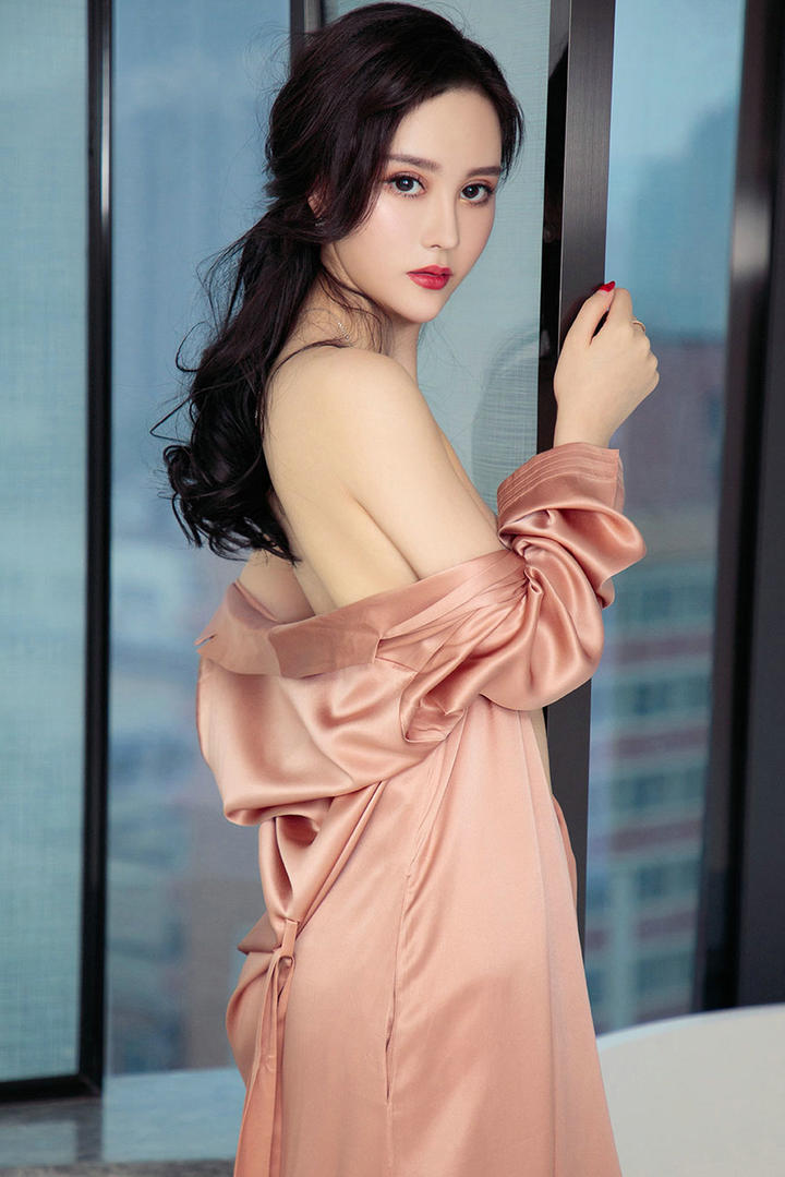 穿着性感睡裙的极品气质美女Hasand图片