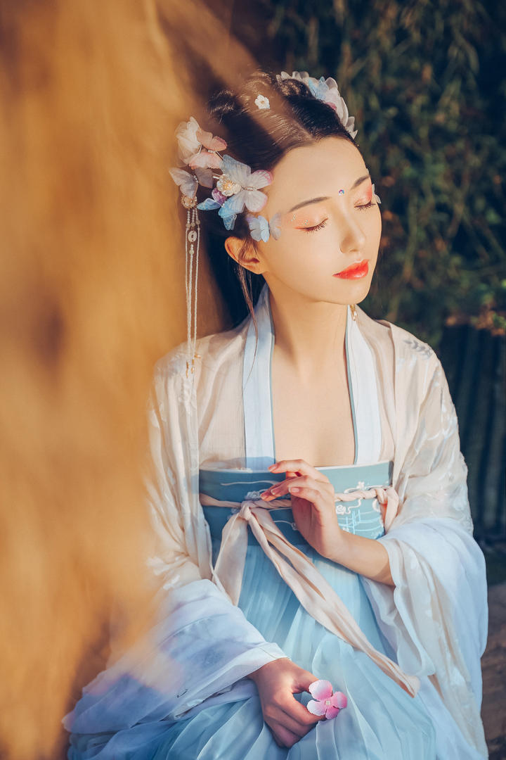 闭上眼睛的清纯唯美古装美女图片