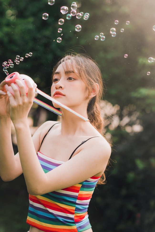 夏日户外甜美可人性感美女图片