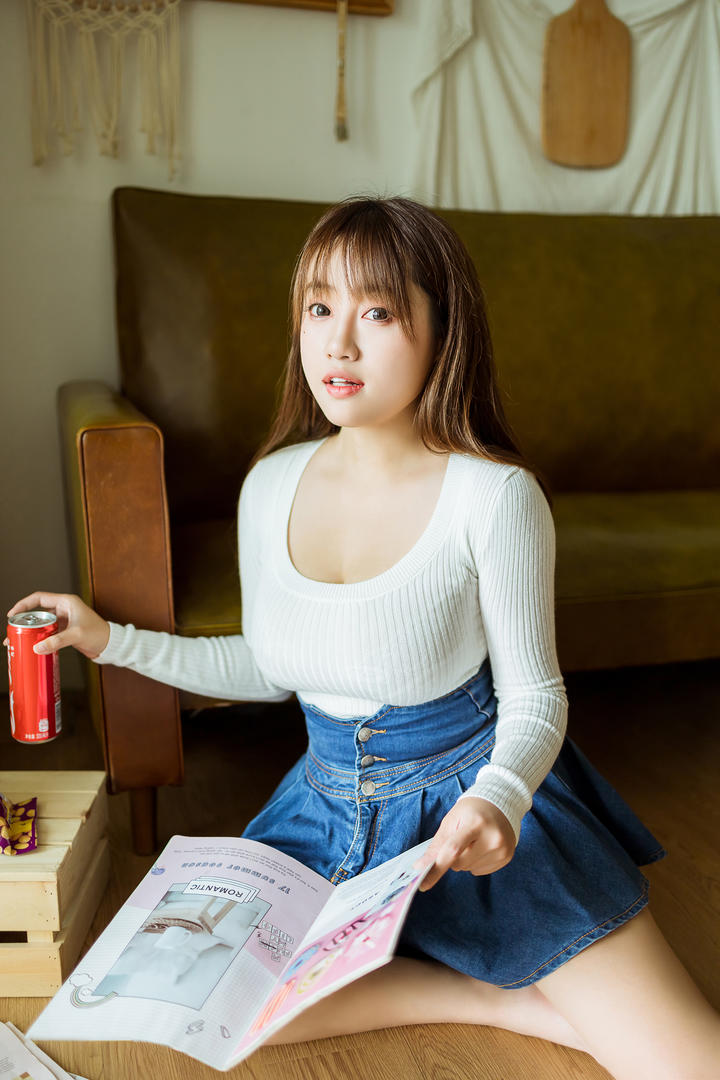 喝可乐的清纯美女虞艺图片