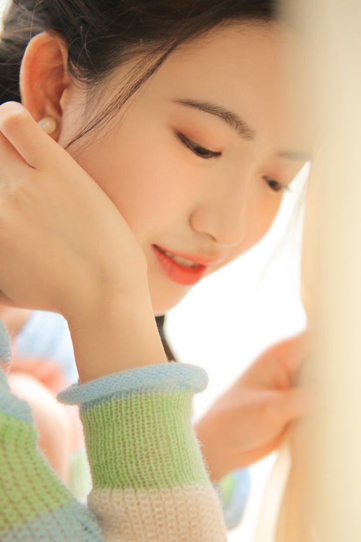 高清清纯美女侧脸特写