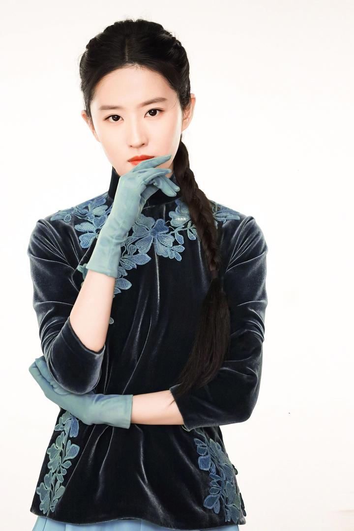 扎着麻花辫的高清美女明星刘亦菲图片