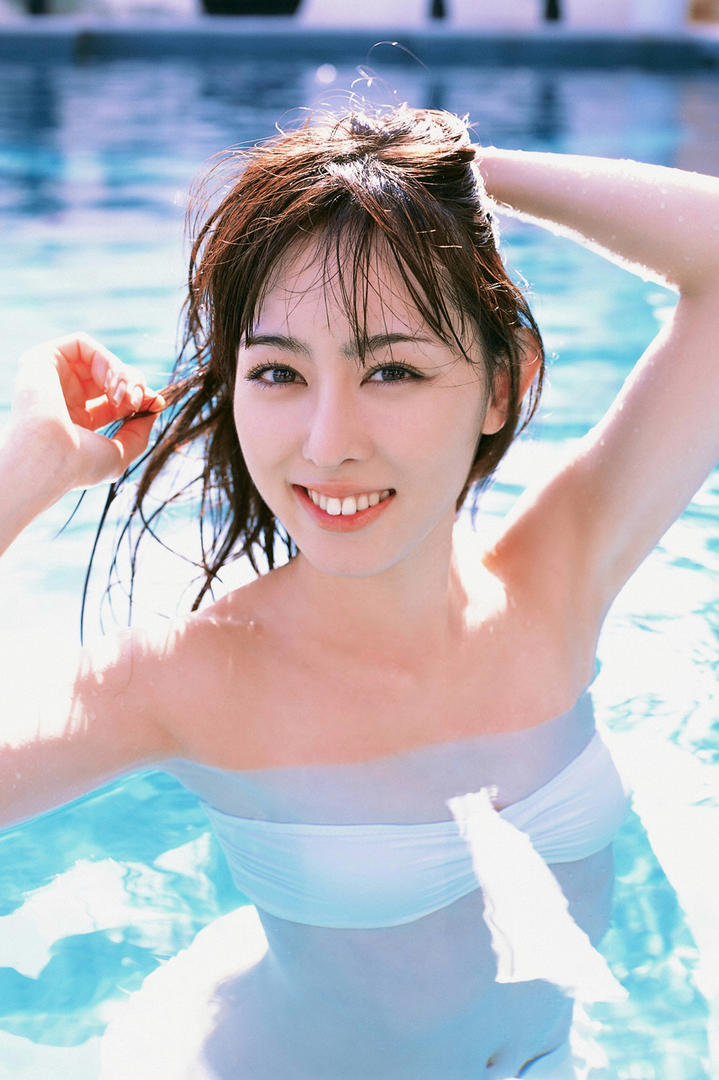 游泳池里的日本清纯泳装美女摄影写真图片