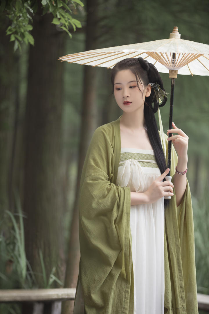 撑着伞的唯美古装汉服美女艺术写真摄影图片