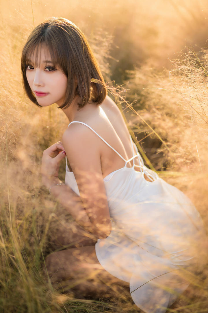 蹲在地上的短发美女写真