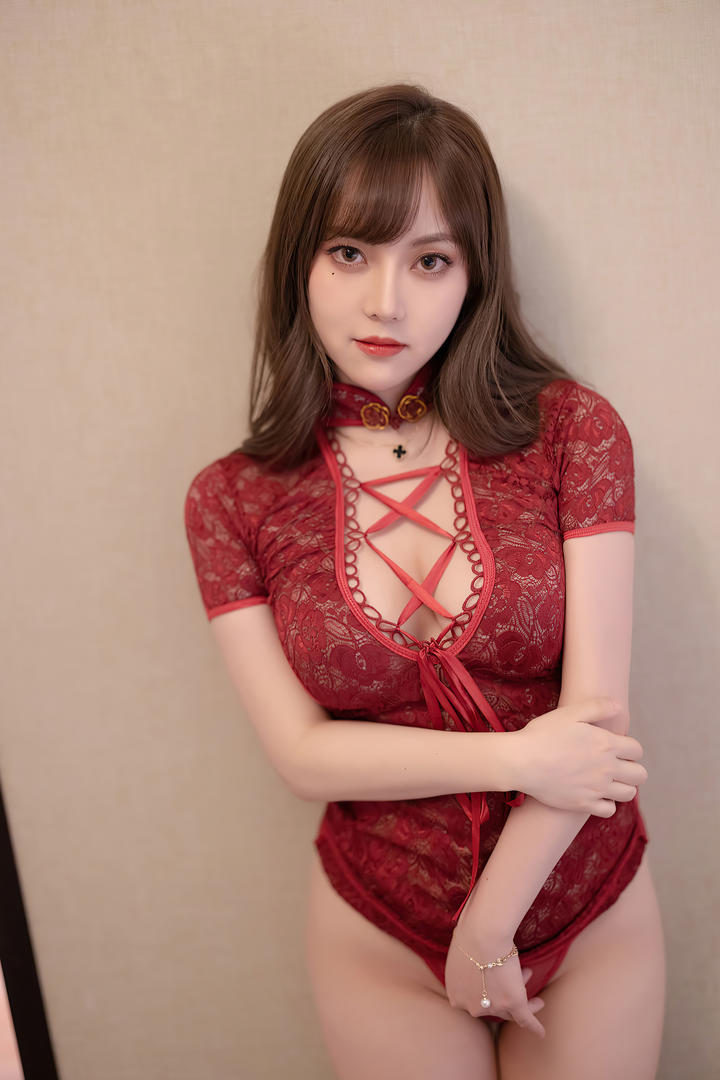 91国内精品大胸美女红色睡衣性感自拍图片