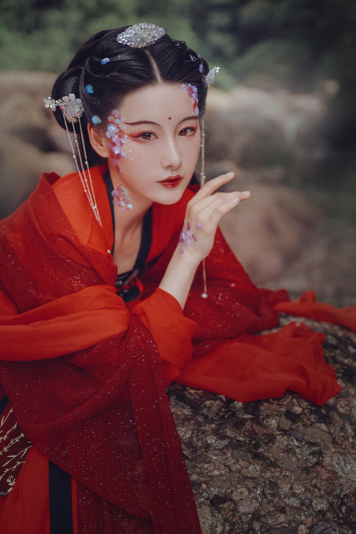 一身红装的古装美女人体艺术写真图片
