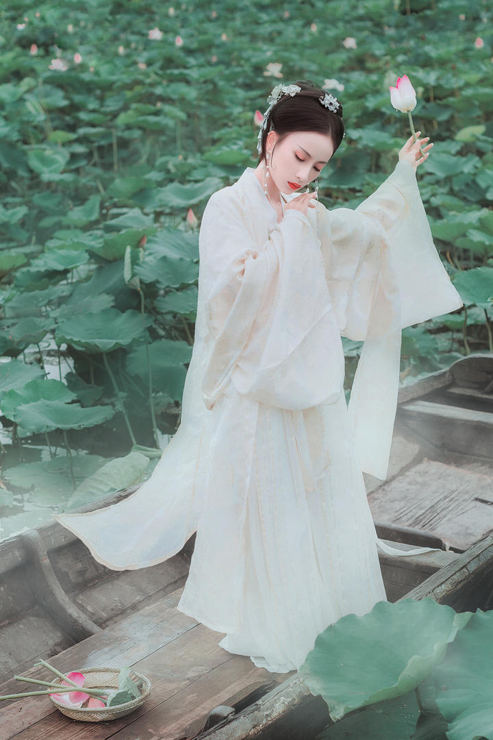 站在木船上的高清古装美女图片