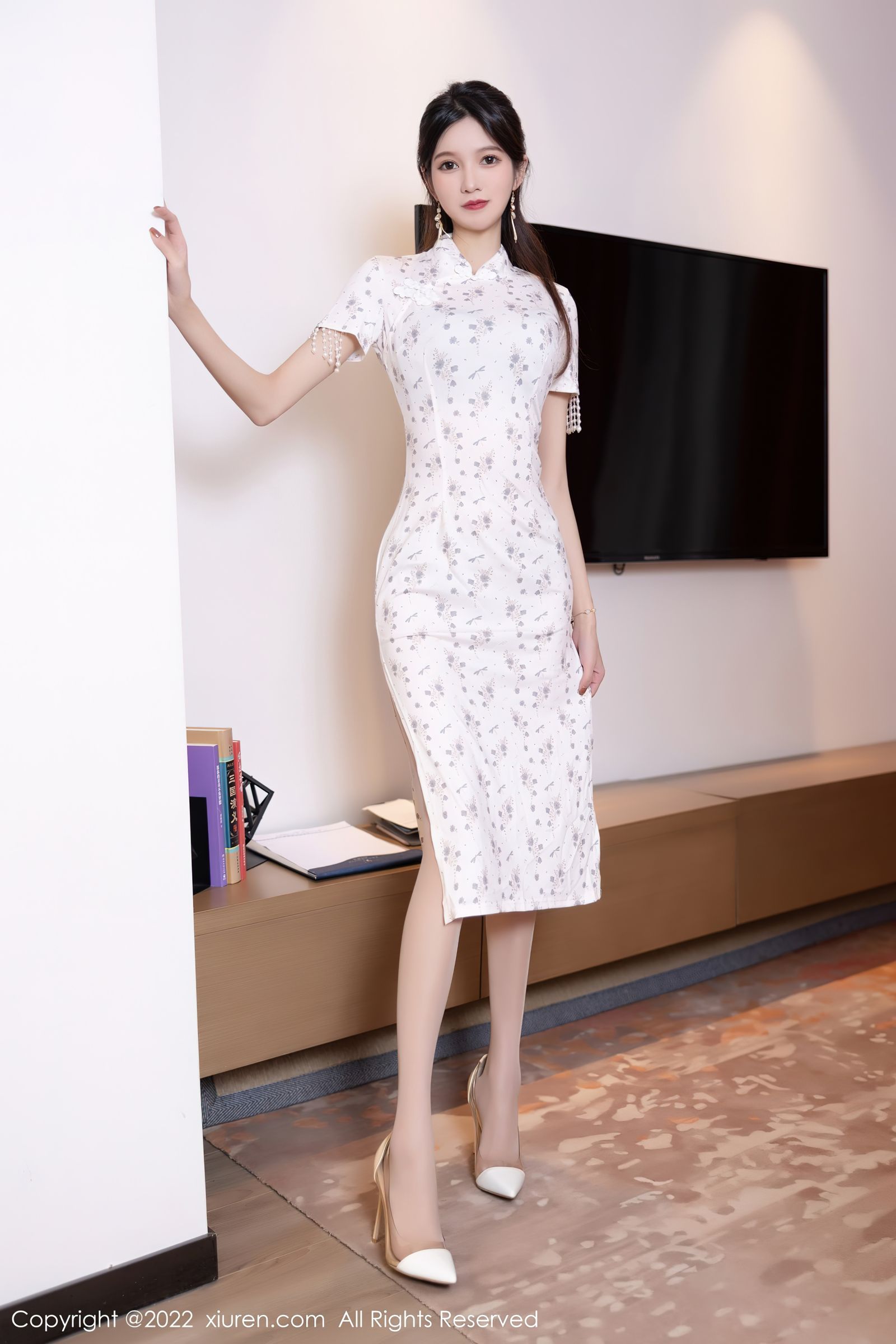 秀人网美女模特程程程-米色带图案旗袍原色丝袜性感写真