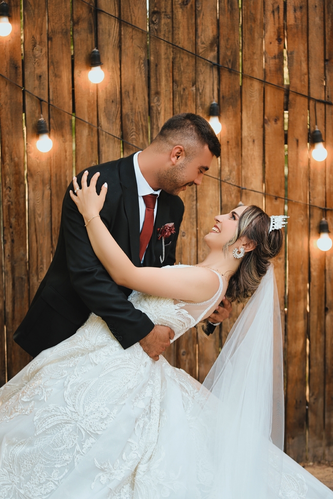 唯美室内浪漫帅哥美女婚纱照图片