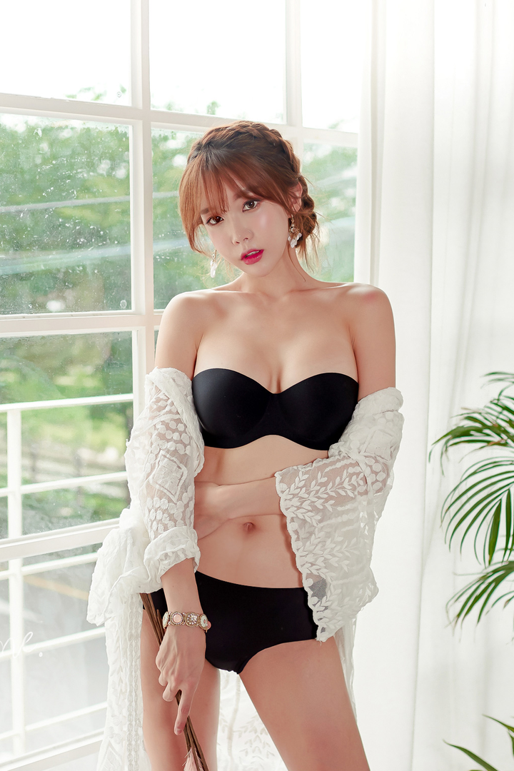 站在窗户边的超清韩国内衣美女模特图片