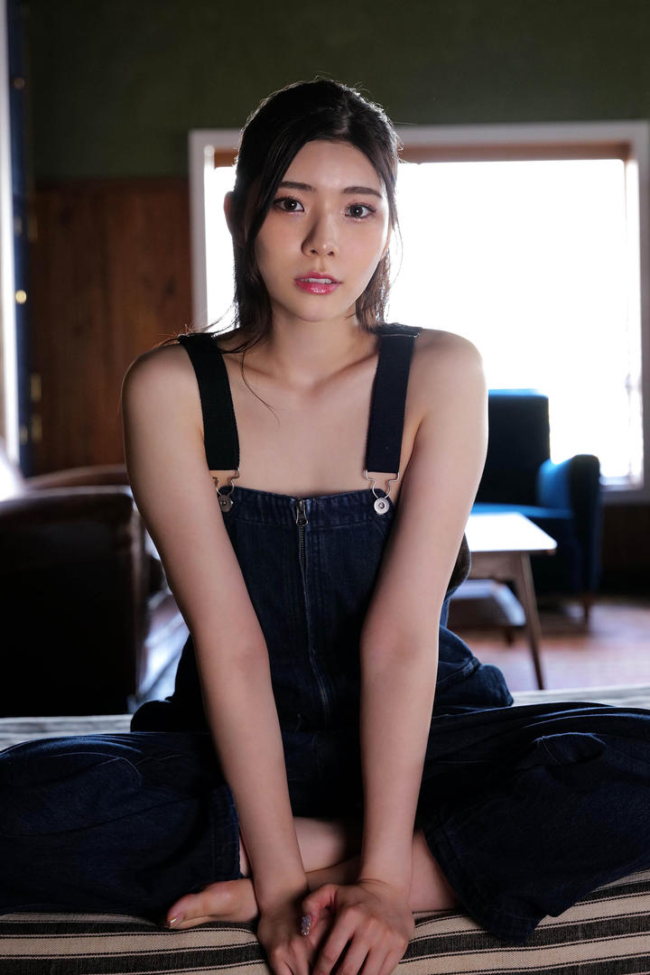 日韩精品专区背带裤美女个人写真图片