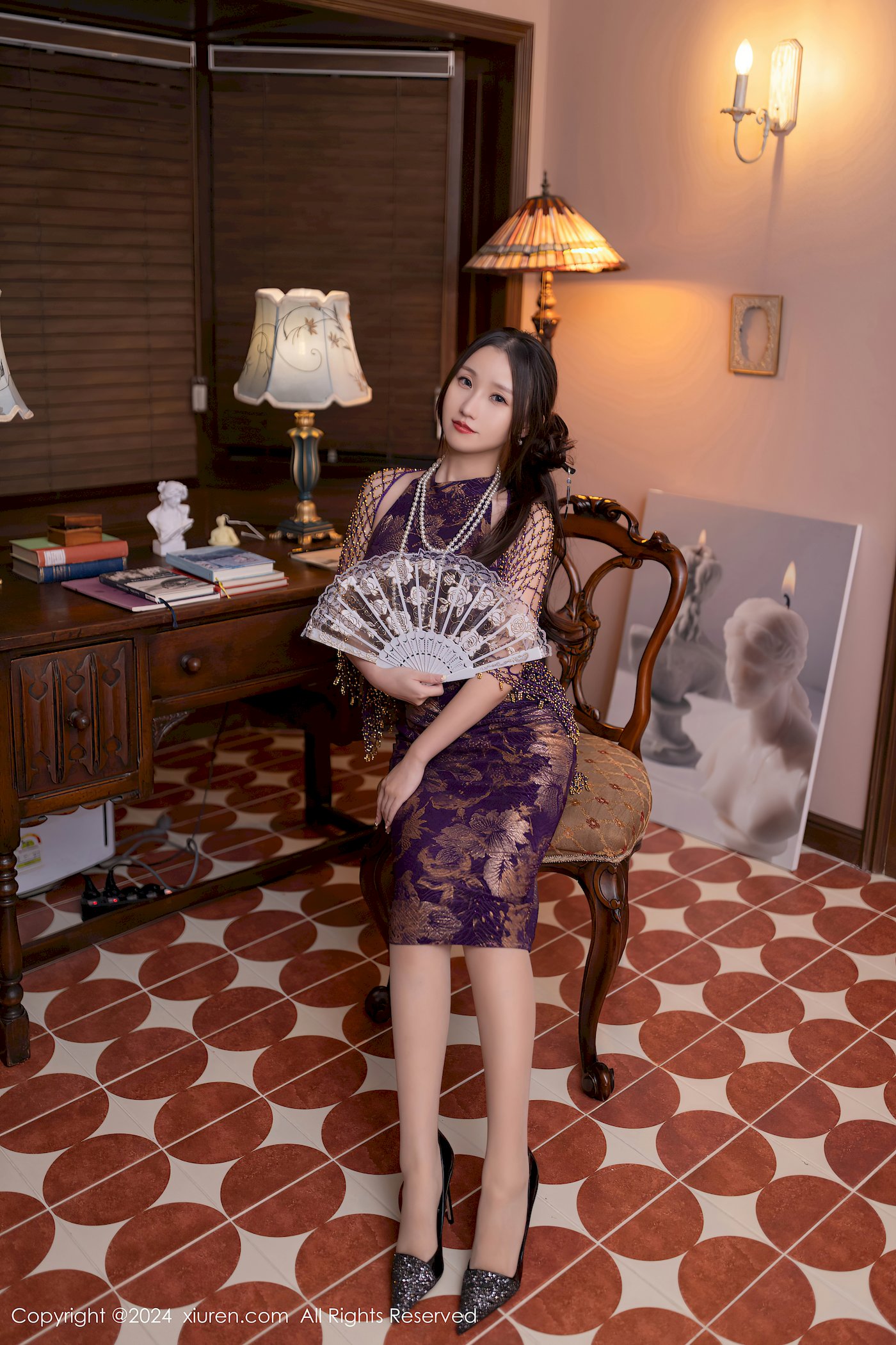 秀人网模特杏子Yada紫色旗袍搭配魅惑肉丝韩国旅拍