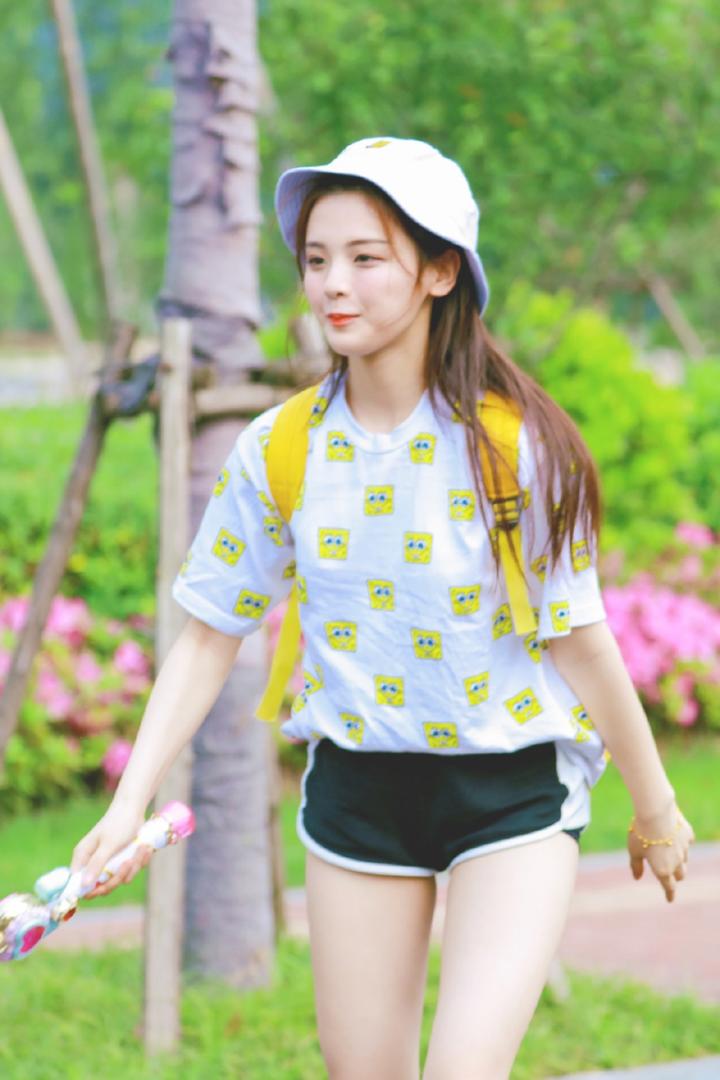 漂亮女星杨超越户外高清写真图片